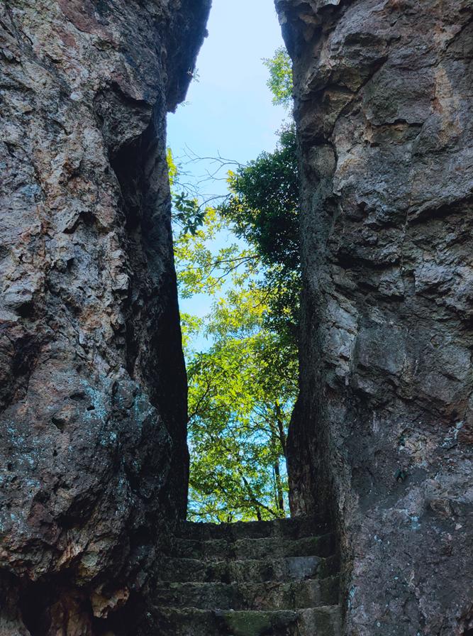 金华这座1.5亿高龄的山峰，浓翠蔽日，风清月朗，还有试胆石等你去挑战