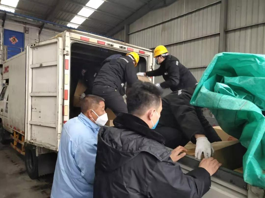 有困难我们一起扛的句子,所有困难我们一起来扛是什么歌名