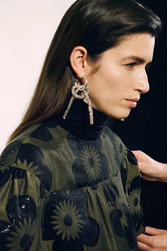 王嘉尔炸裂现场宣美 (王嘉尔宣美最新视频)