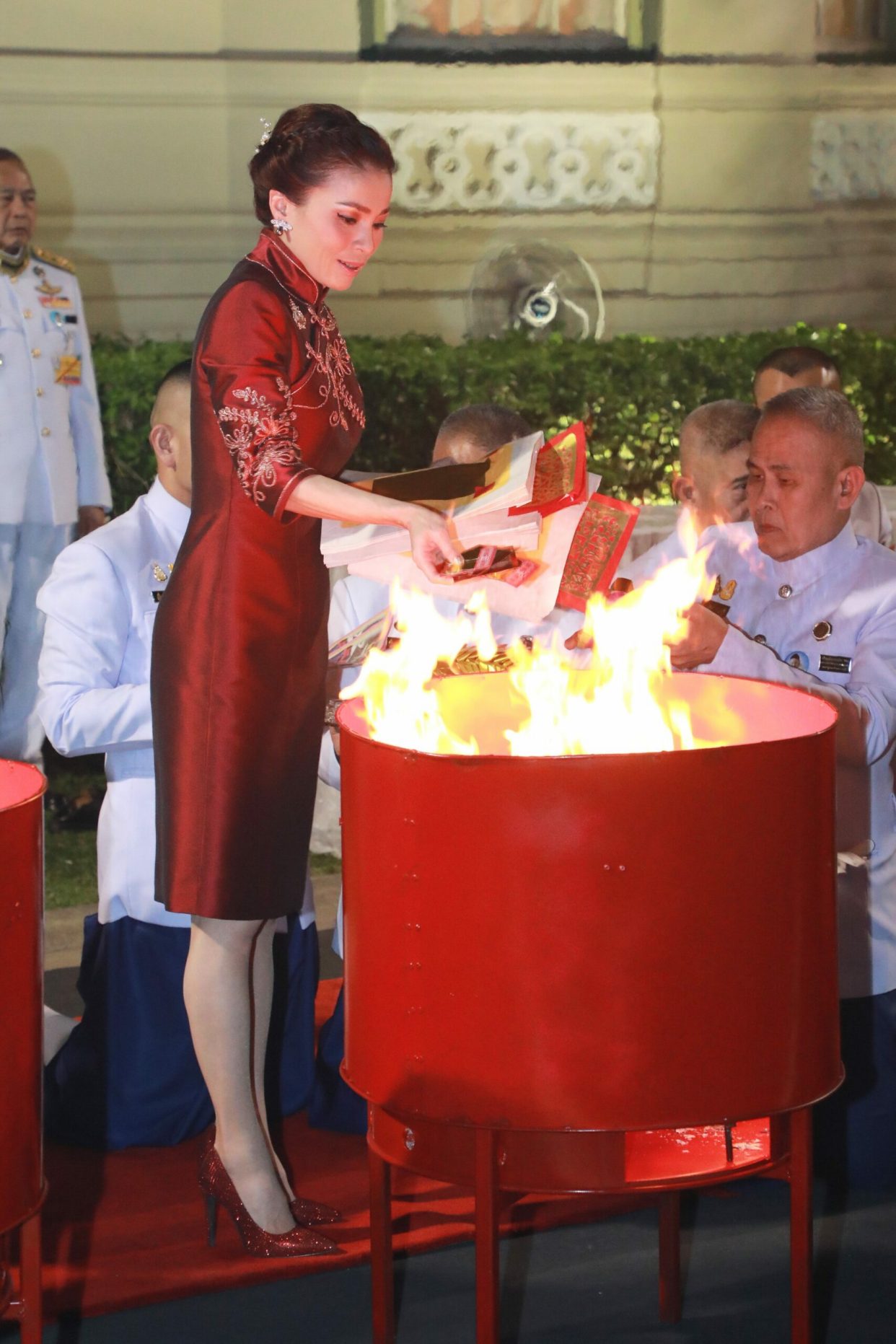 泰王真宠苏提达！王后8套造型登上王室海报，不如诗妮娜千娇百媚