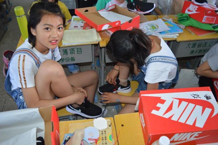 校长不让学生穿汉服进学校违法吗,校长不让学生穿耐克进学校