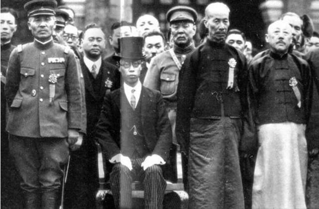 溥仪回故宫重新坐上龙椅,溥仪坐在乾清宫的龙椅上