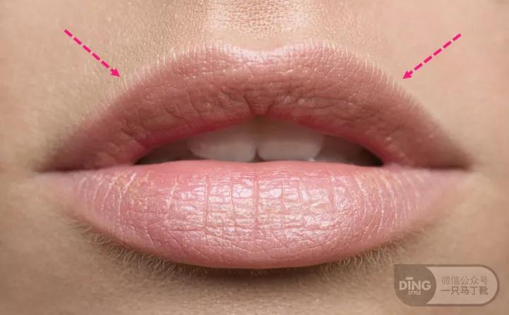 为什么有的人涂红色口红不好看,为什么有人涂口红显老气
