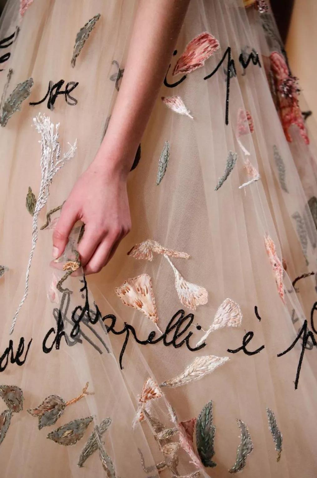 刘亦菲金裙子,刘亦菲穿一袭仙女裙现身活动