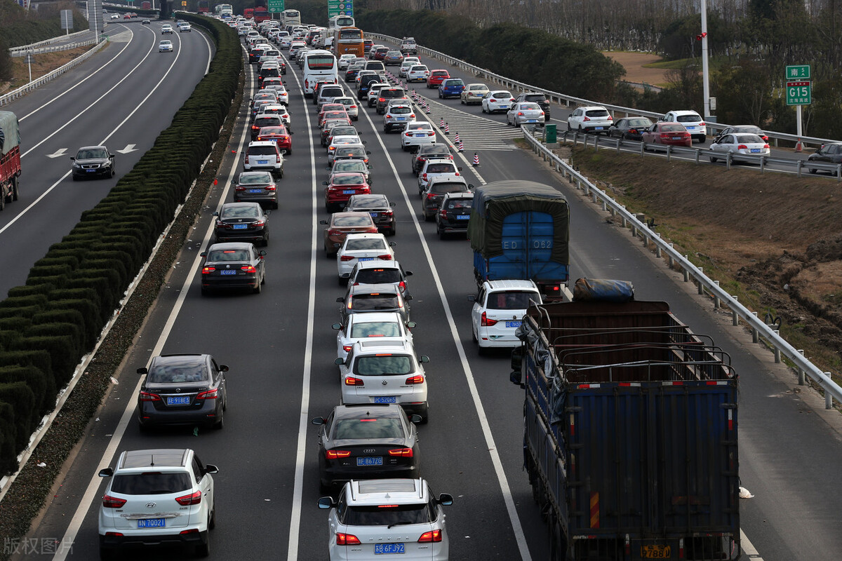 高速路上内急了怎么办,高速路堵车上厕所解决方案