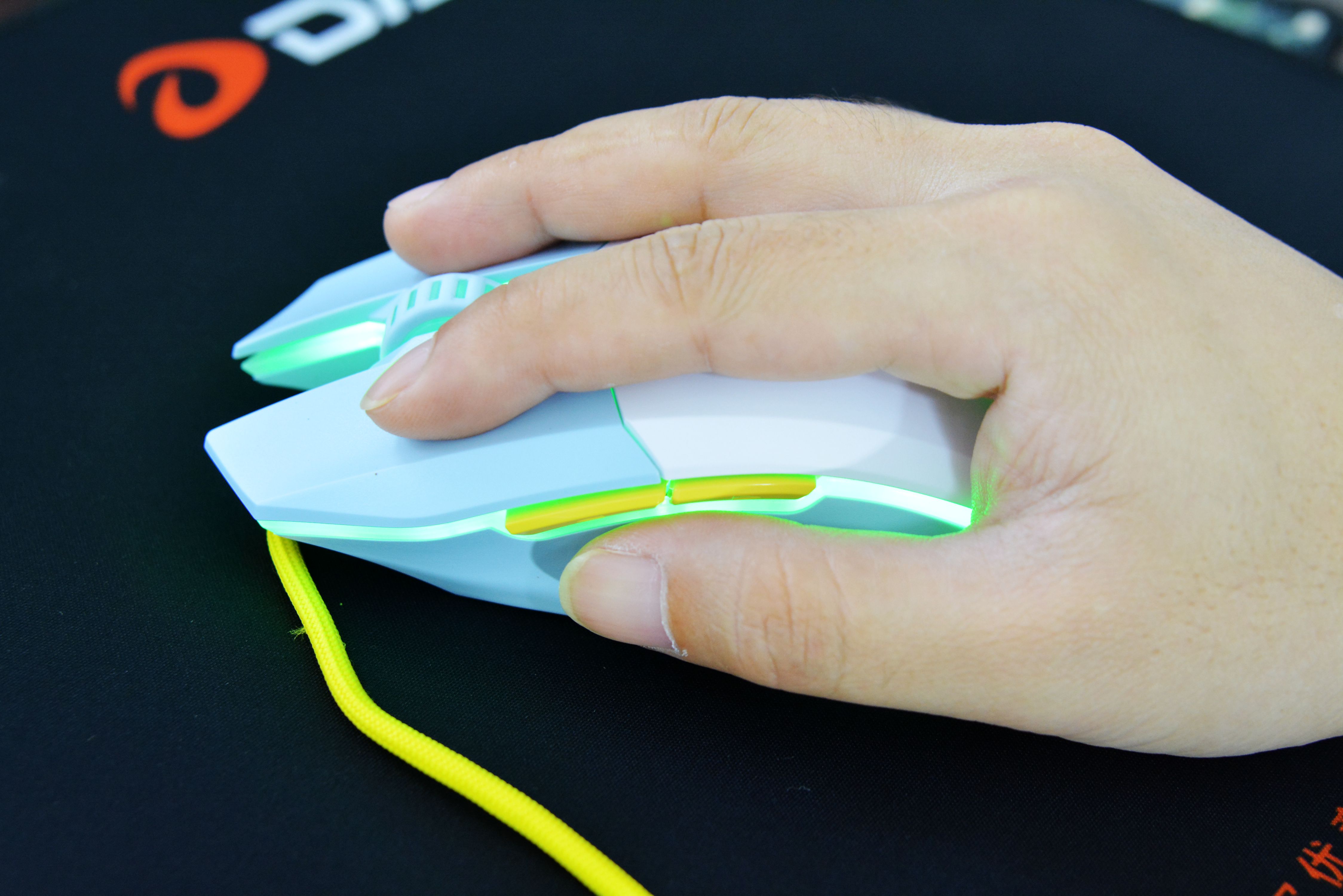 达尔优em910鼠标换微动,达尔优em910鼠标和雷蛇蝰蛇对比