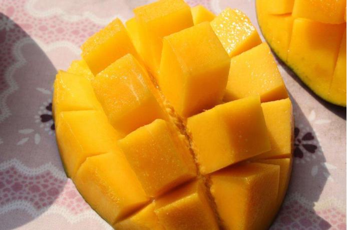 大芒果怎么吃才能好吃,皮薄的带核大芒果怎么吃