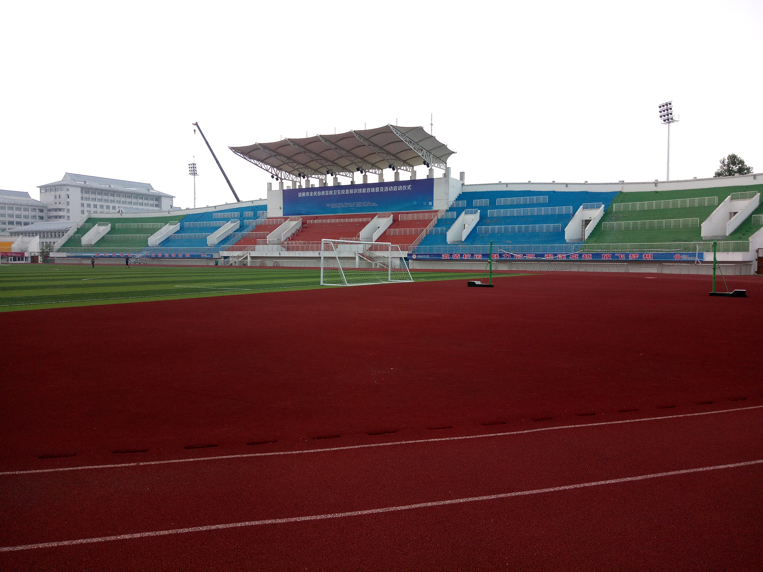 天海大胜一方，提前一轮顺利保级！足球场专用灯如何评判？