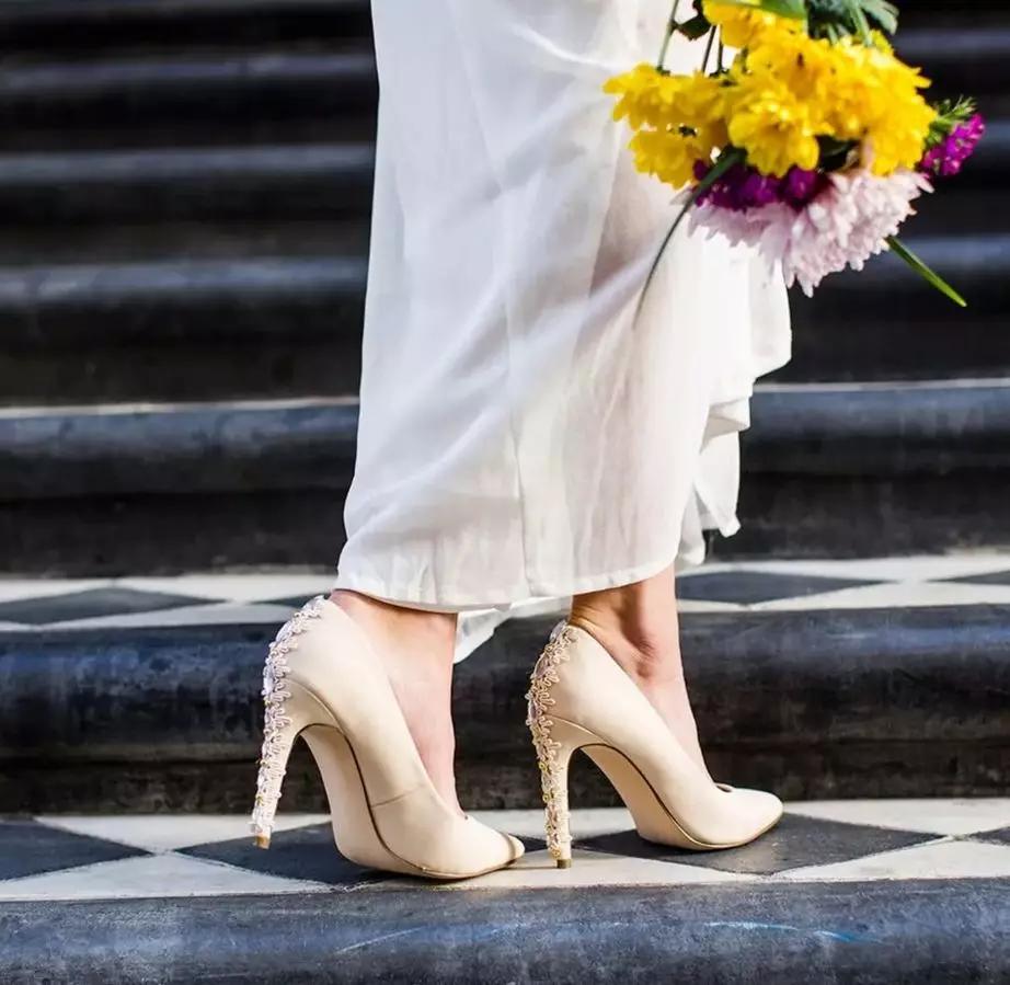 买了双白色高跟鞋，嫌太单调，稍加改造就美过新娘鞋，附教程
