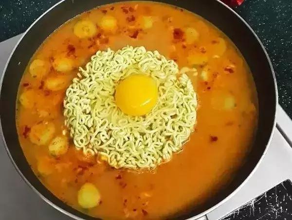 煮泡面时如何正确地打鸡蛋,煮泡面里面怎么打完整的鸡蛋