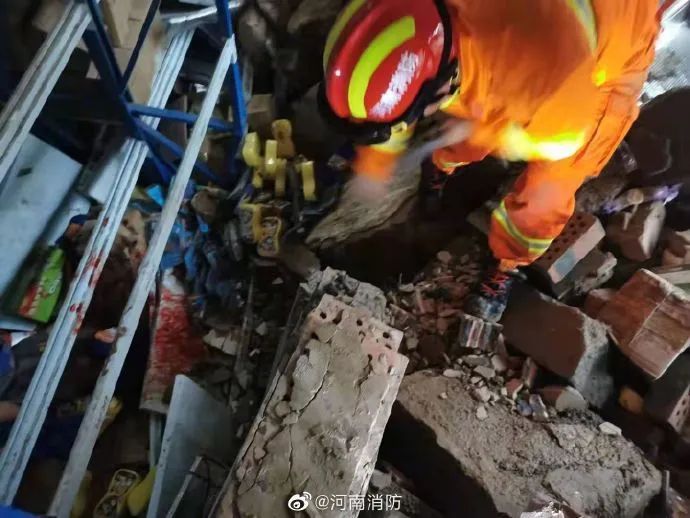 这一夜，他们无眠！我们风雨同舟！