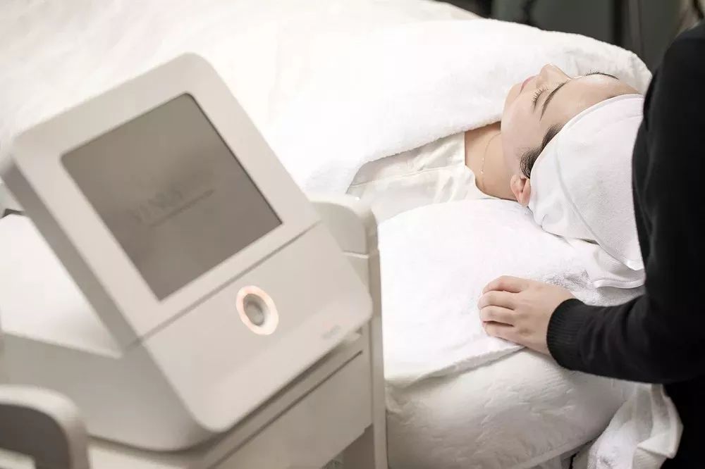 下巴挤出小米粒样的东西,下巴闭口挤出来的东西臭