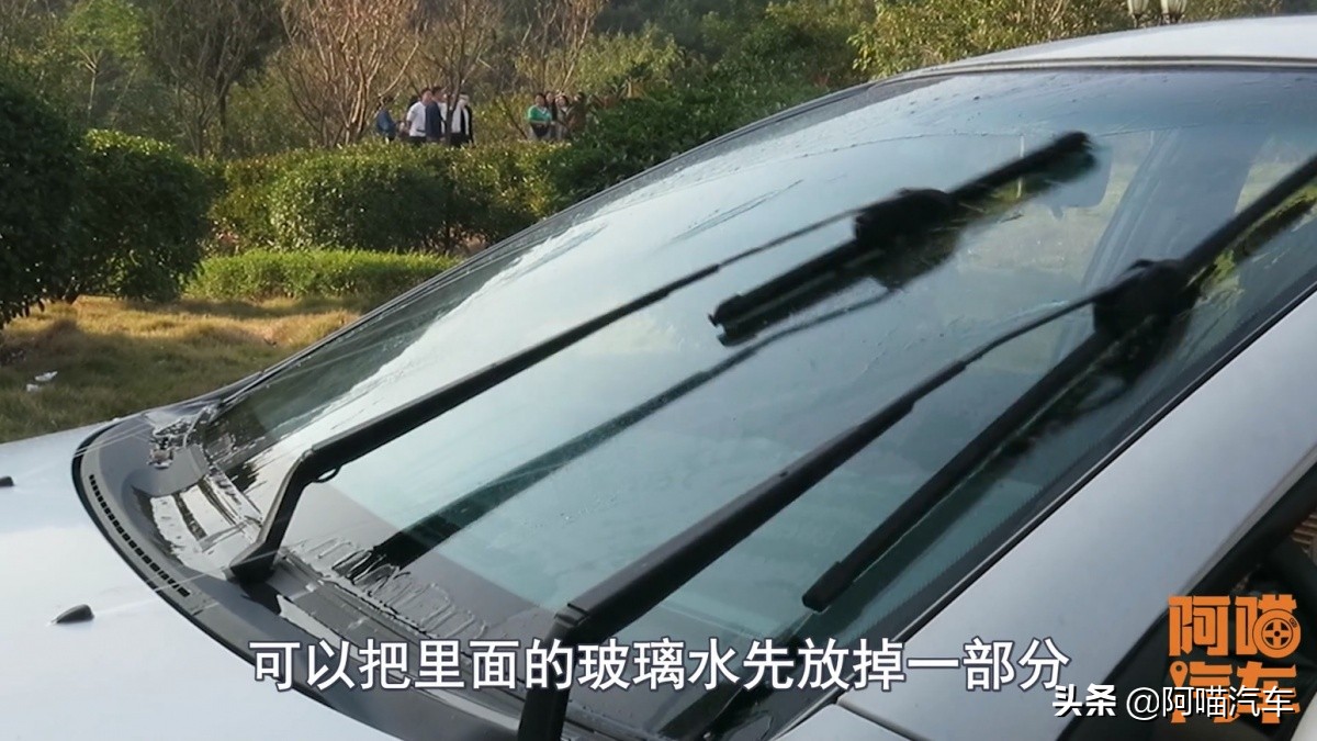 汽车怎么更换防冻型玻璃水,车子如何换玻璃水