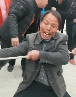 贾玲在沙发上翘二郎腿搞笑图片,贾玲跷二郎腿动图下载