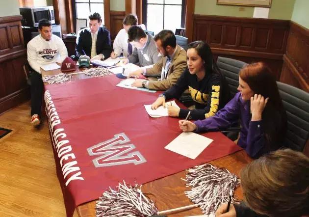 这所毗邻美国常青藤名校的中学，为何备受中国学生推崇？