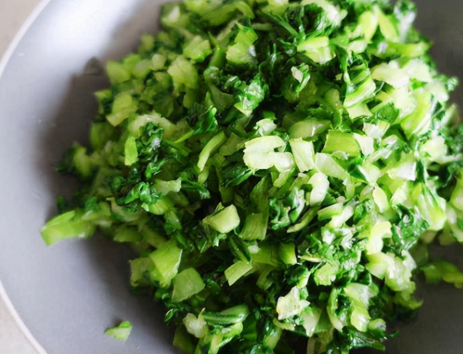 香菇油菜包子，食材怎么去水？学会窍门，拌馅不出水，包子更好吃