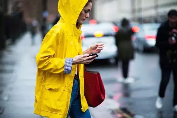 问江南“晴为何物”，你见过这些时尚品牌的雨衣、雨靴吗？