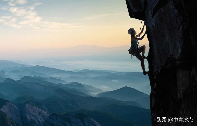 惊险男子登山意外摔伤被困半山腰,男子滑雪出现惊险一幕