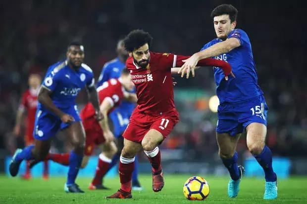 足球面对防守队员如何过人,凶悍的足球防守