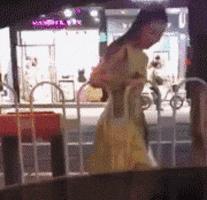 新娘开心的搞笑视频,搞笑gif开心一刻女司机上车