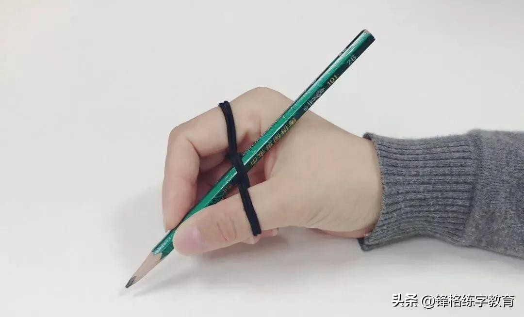 怎么教孩子纠正握笔姿势,如何纠正孩子错误的握笔姿势