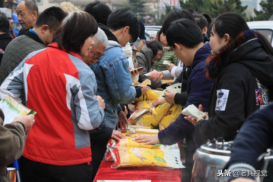 来一碗热乎乎的小米粥,来碗暖心暖胃的小米粥