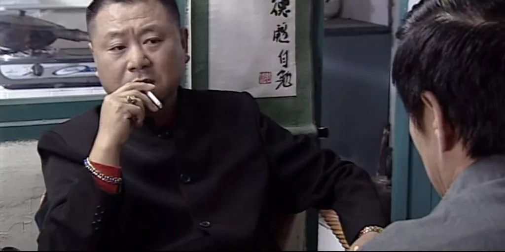 一个看似清清白白的大学教授，实则抛妻弃子、吃软饭、自私虚伪，范伟把这个中年油腻男演活了