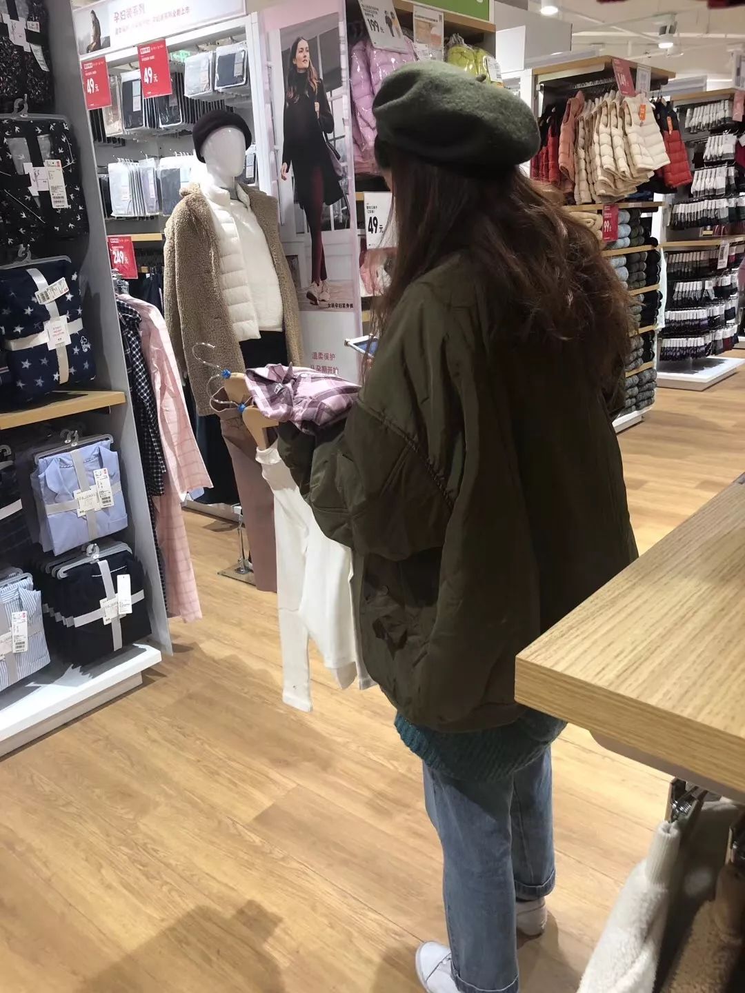 我带身高155的同事来到童装部，结果她逛疯了……