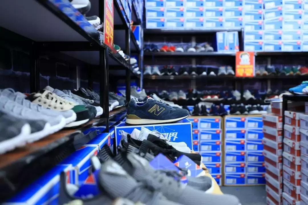 一代鞋王达芙妮退出线下零售,达芙妮关店鞋王