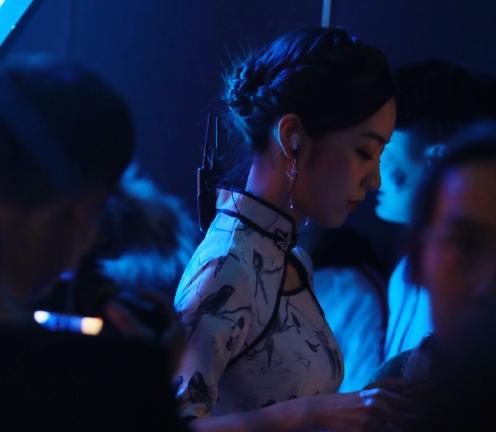 英雄联盟：余霜更新私房照，小脚丫抢镜，管泽元吃肉我们喝汤