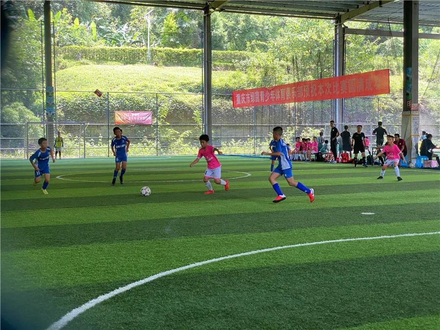 恭喜实验小学足球队喜获冠军,热烈庆祝我校足球比赛获得冠军