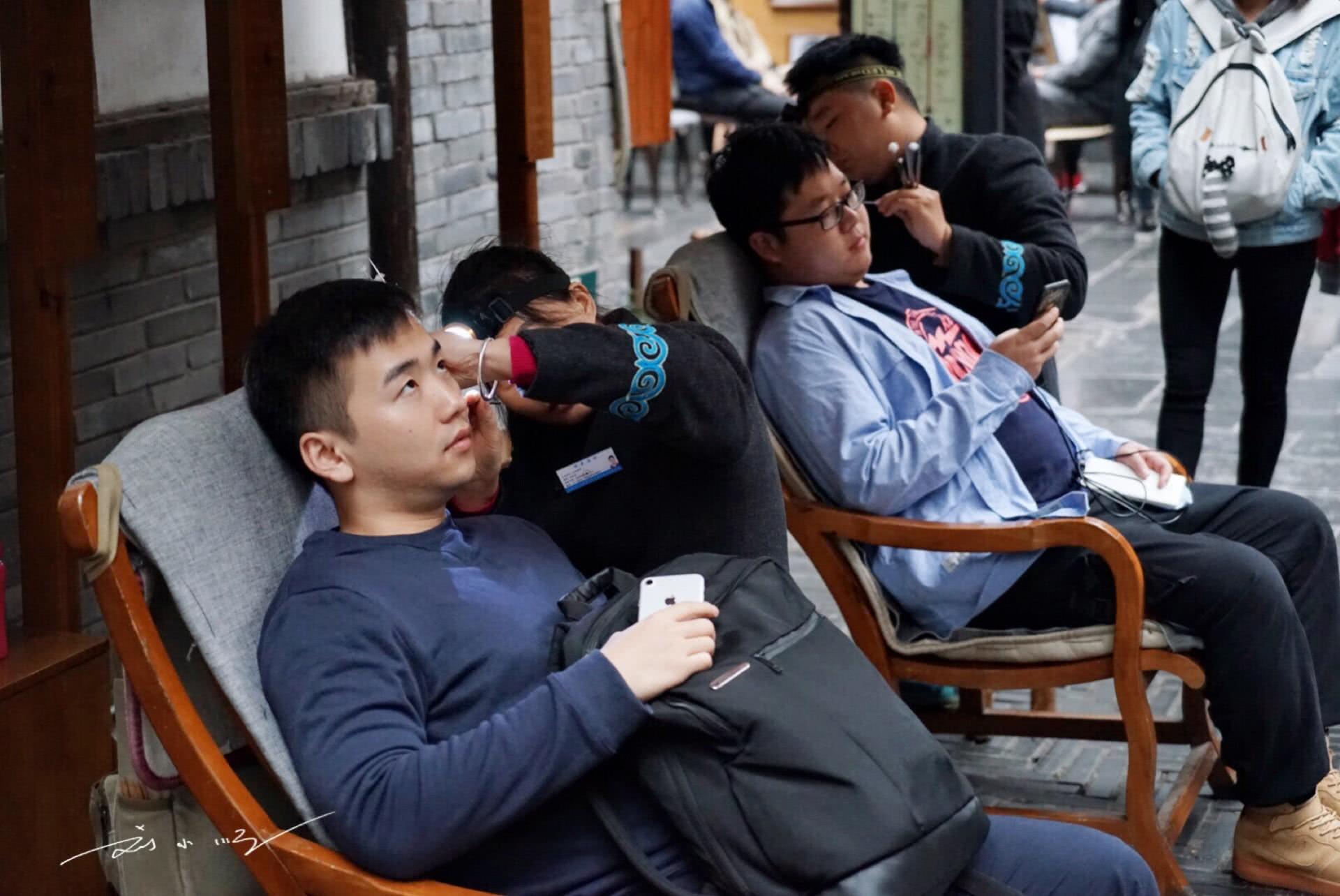 实拍成都最贵的街头服务，10分钟收费100元，游客吐槽：坑人！