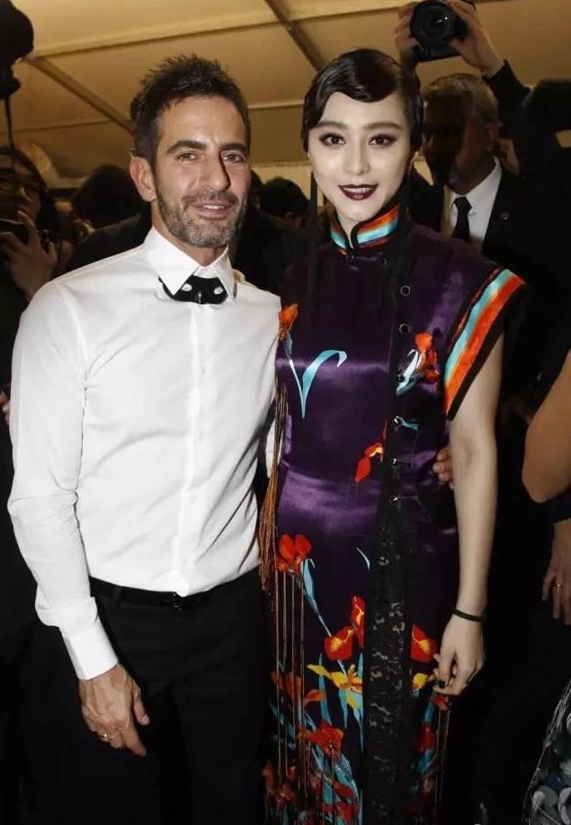 他爱穿裙子,和小18岁男友结婚,还是年轻女孩最爱的设计师之一