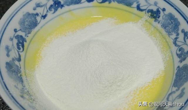 如何做蛋糕简易版无需烤箱电饭煲,电饭煲怎么做蛋糕不用牛奶蛋糕粉