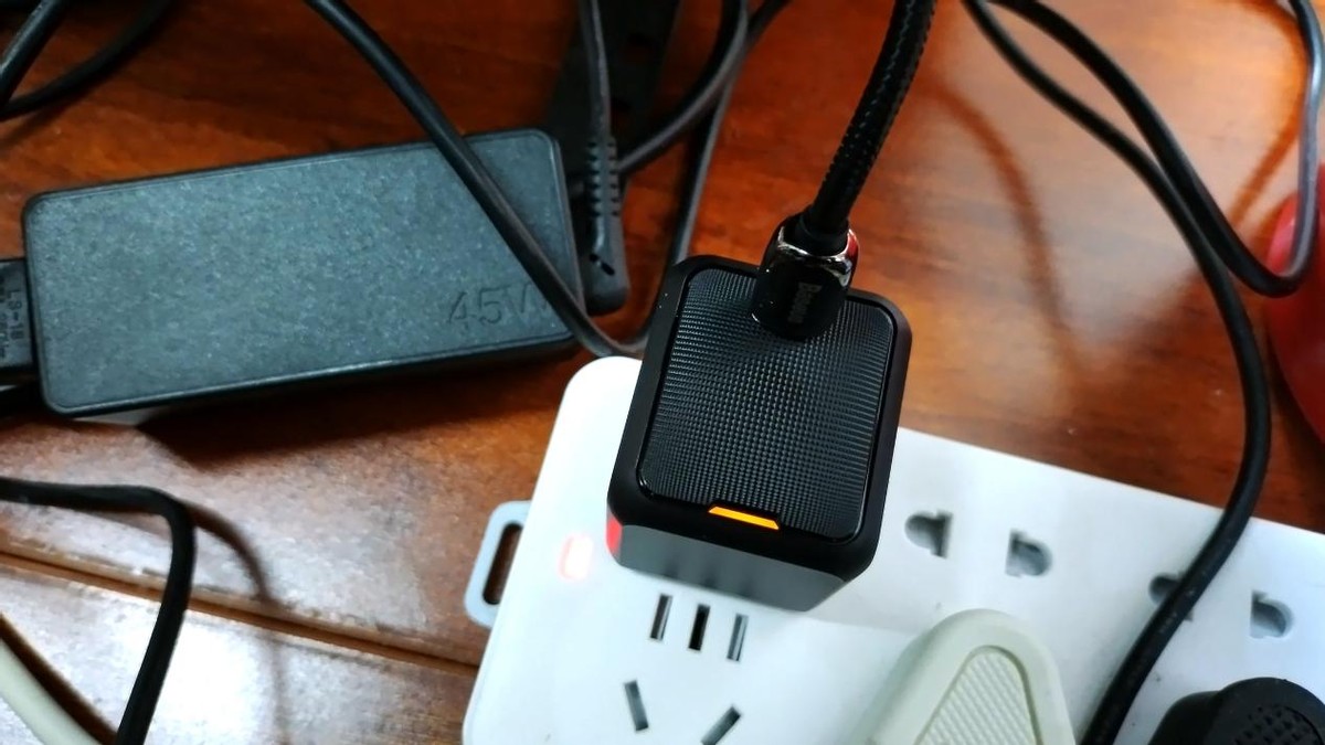 充电效率飞彪，体积小到逆天竟然还比苹果原充小60%AOHi65W体验