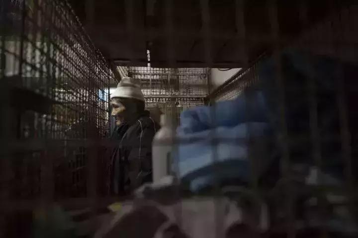 香港鸽笼房和棺材房真实生活,香港的棺材房是怎么样的