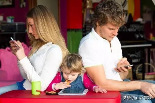孩子玩手机对经济的危害真实案例,不让孩子玩手机的十大危害