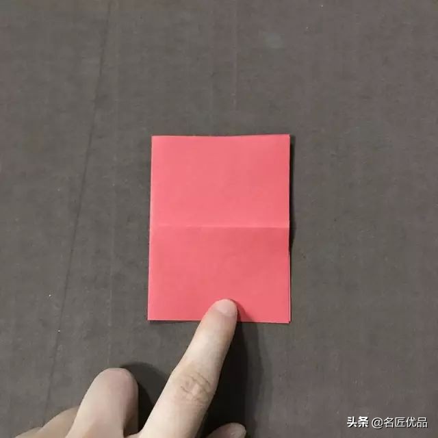 看别人剪新年剪纸很好看,怎么用剪刀来剪新年剪纸