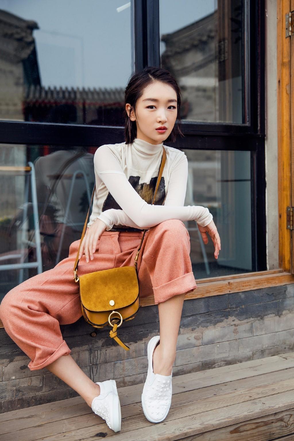 小黄鸭美女穿衣搭配,小黄鸭的衣服怎么看年份