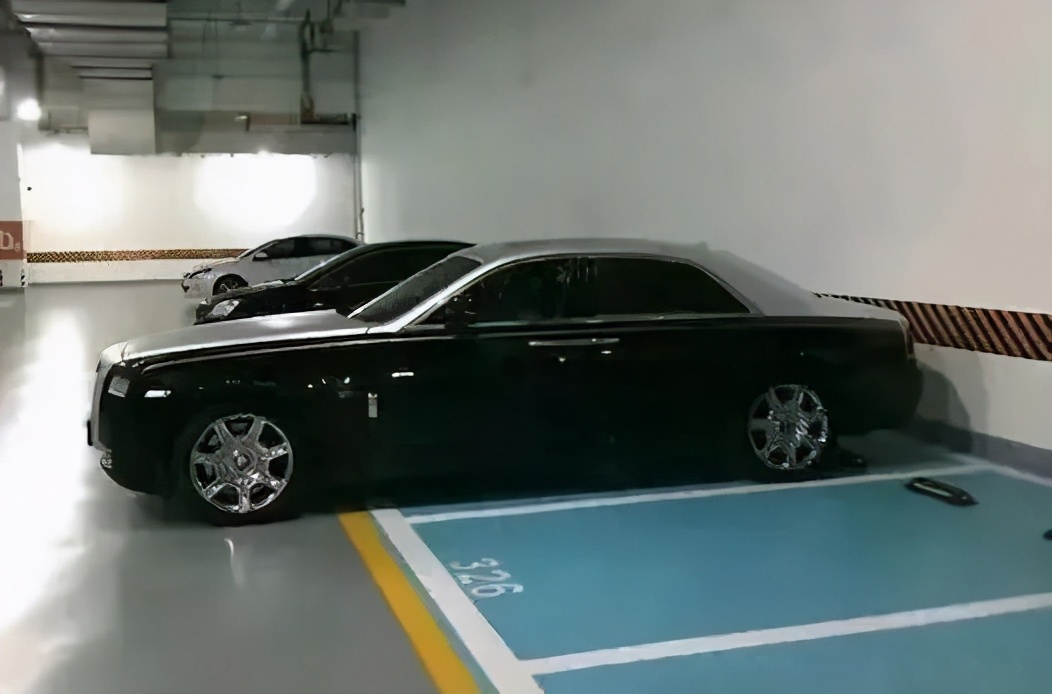 如何选择车位才是最好的,两车位两边柱子选车位技巧