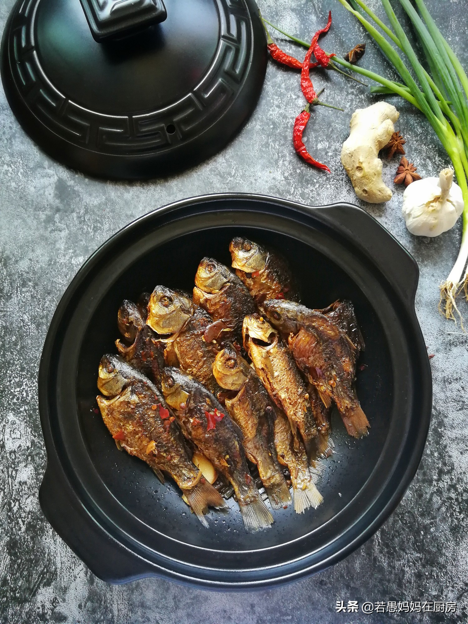 小鲫鱼不油炸怎么炖刺会烂,小鲫鱼怎样烧汤更好吃