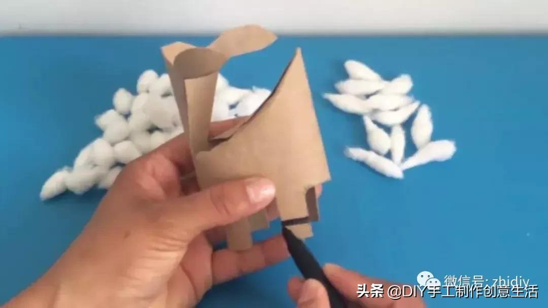 用白纸做个可爱的咩咩羊,用纸折一个可爱的小山羊