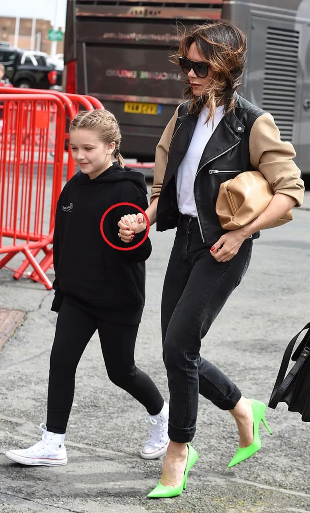 46岁贝嫂带儿女为老公助威，小七成全场焦点，小贝甜蜜亲吻女儿