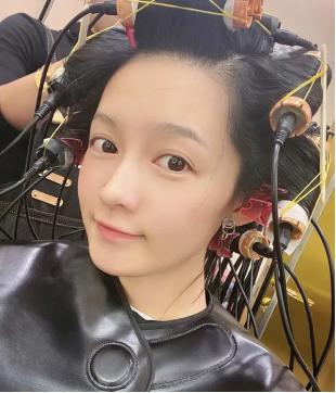 李沁鸡腿妆口红,李沁拿鸡腿涂口红