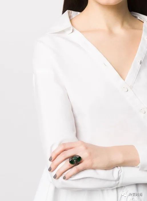 项链的活动扣佩戴方法,项链的佩戴要讲究八大搭配技巧