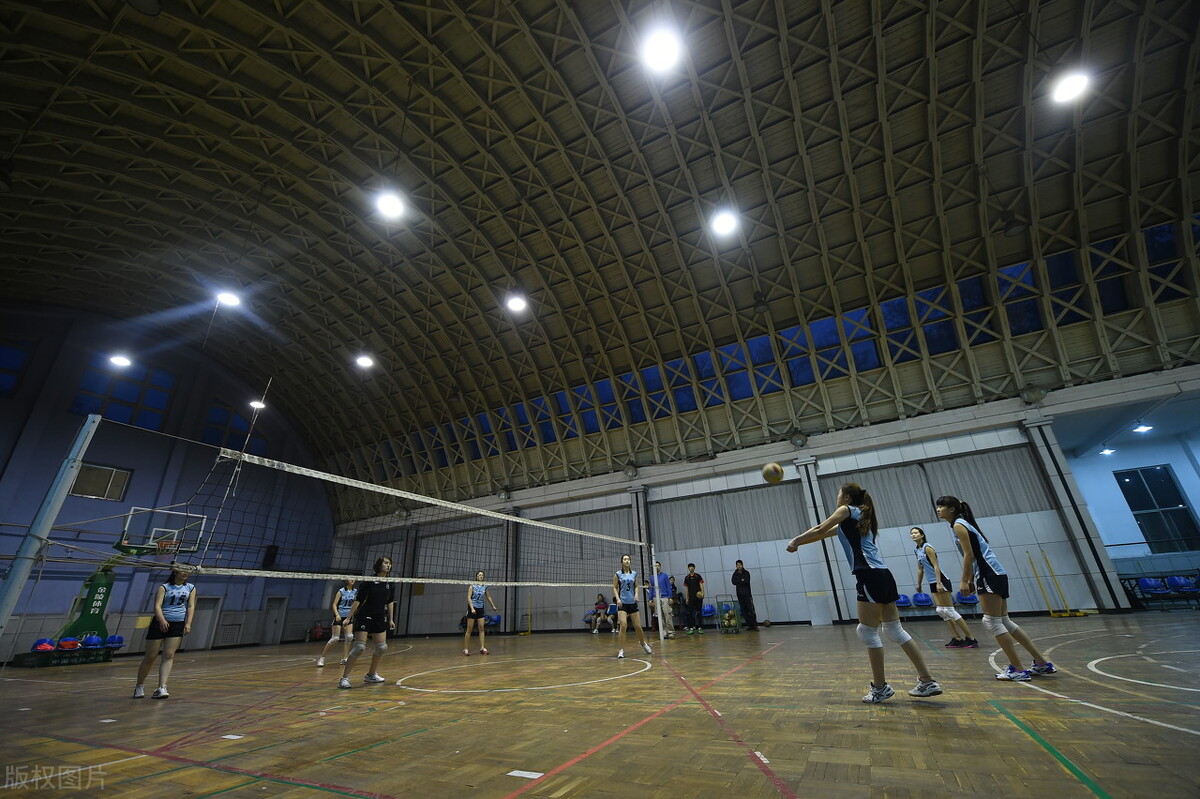 打篮球和踢足球哪个更危险,打篮球跟踢足球的各自好处