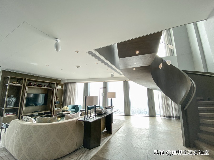 住在广州瑰丽酒店看外面风景,广州瑰丽酒店看到整个广州夜景