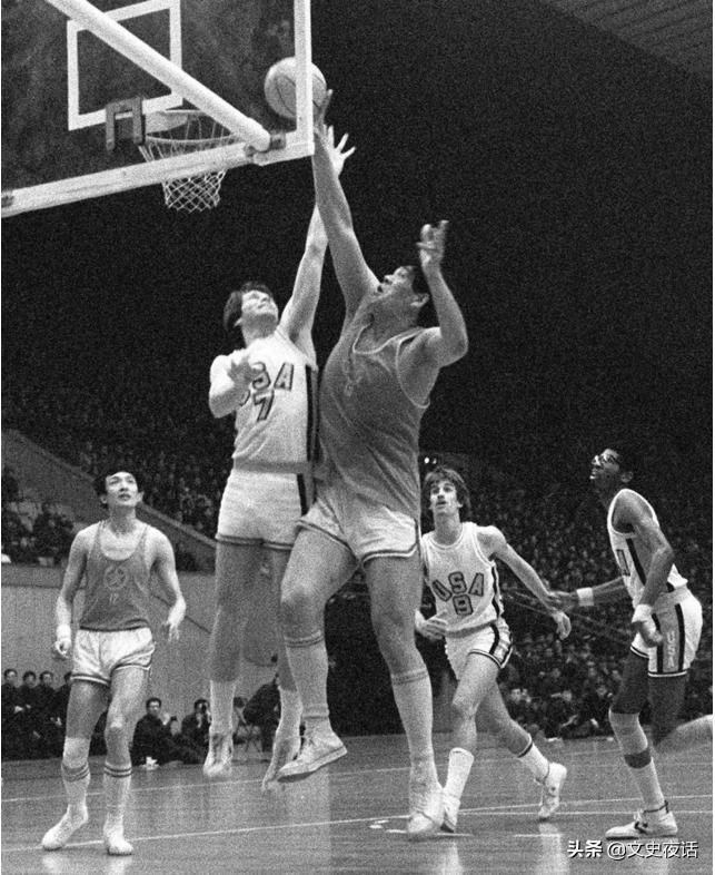 这双红白色国民球鞋，是否也曾伴你走过青春岁月？