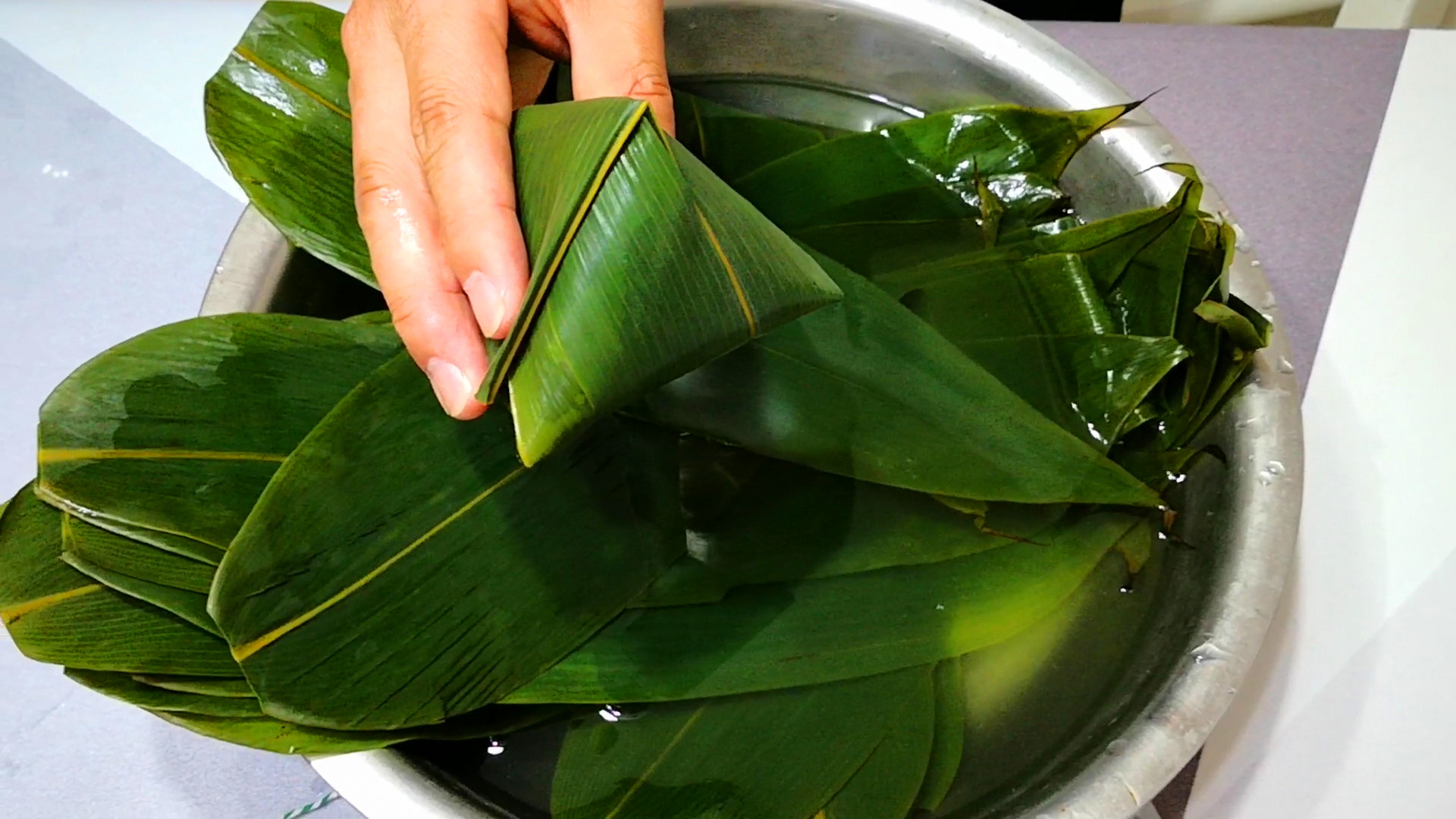 煮粽叶时只加清水,煮粽子时用清水就错了