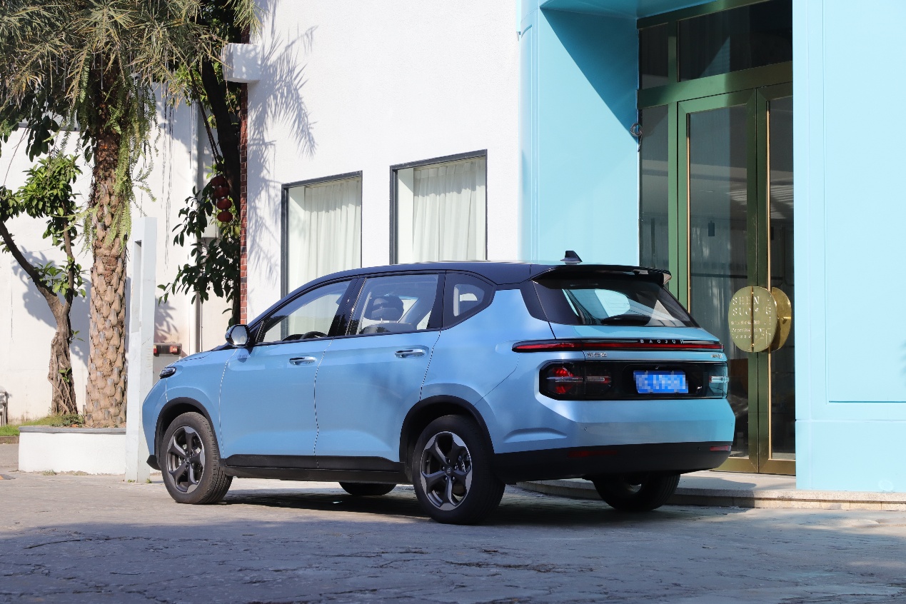 习惯了微信秒回的你该配一台怎样的家用车？RM-5语音发微信了解下